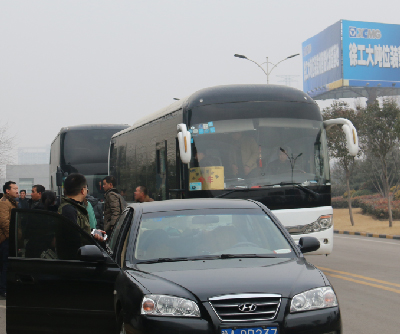 铲运客户乘坐河南路友班车到达MK体育（中国）国际平台厂家