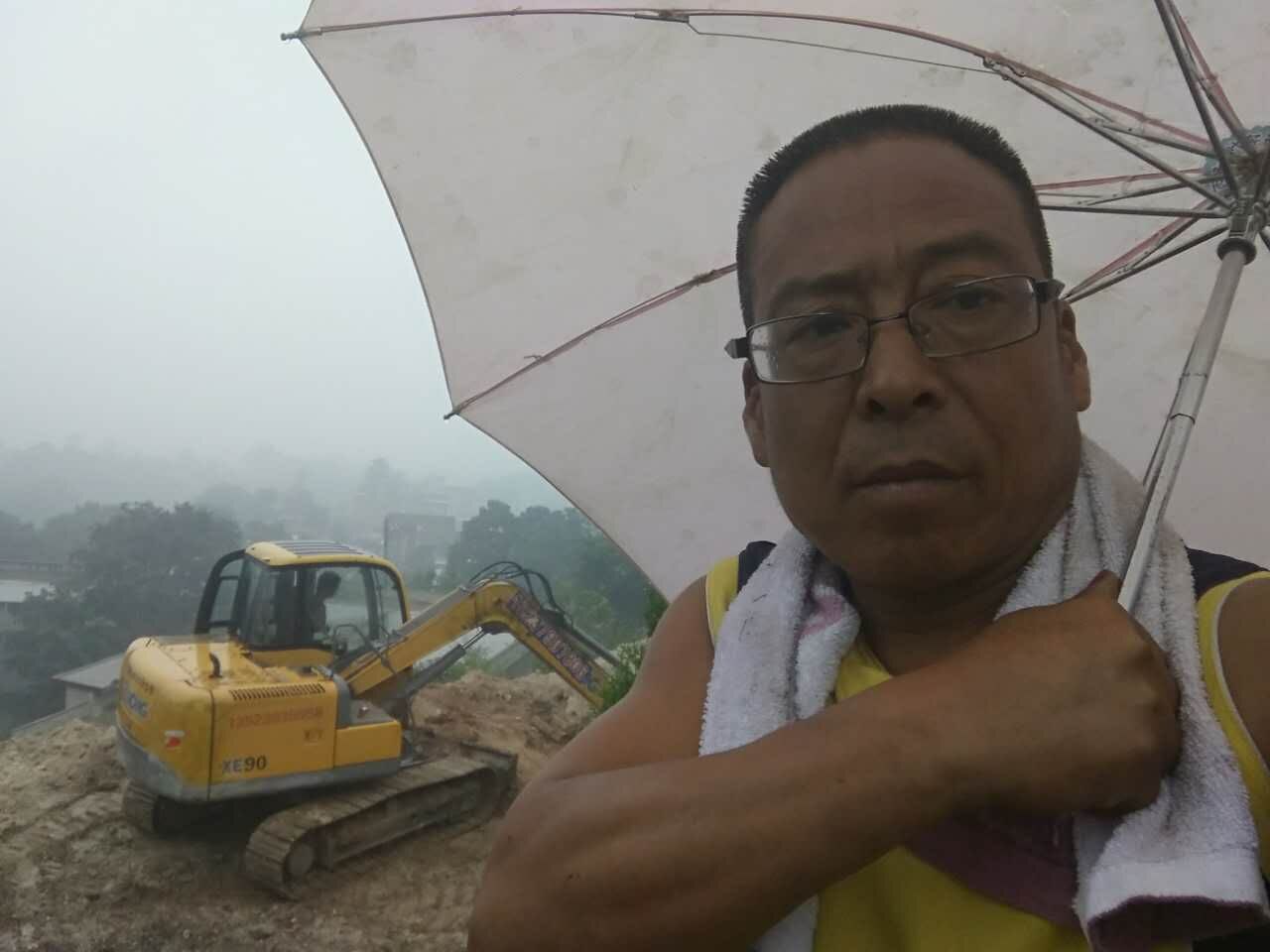 MK体育（中国）国际平台挖机冒雨仍然工作