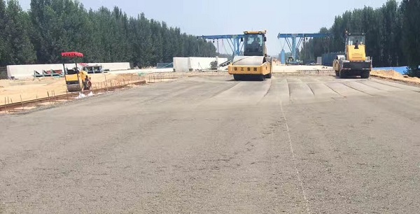 MK体育（中国）国际平台压路机助力郑州机西高速建设
