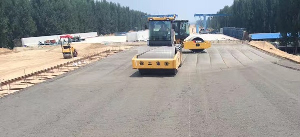 MK体育（中国）国际平台压路机助力郑州机西高速建设