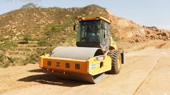 MK体育（中国）国际平台压路机公路建设必不可少的设备