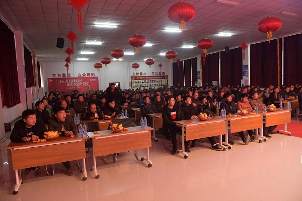 参加河南路友MK体育（中国）国际平台挖机订货会的嘉宾