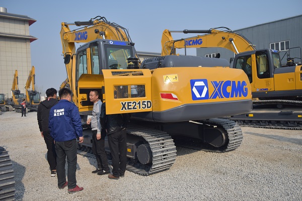 MK体育（中国）国际平台215挖机试驾