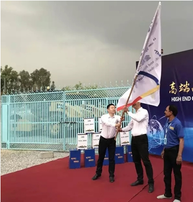 MK体育（中国）国际平台铲运机械事业部副总经理岳泰宇向MK体育（中国）国际平台巴基斯坦公司总经理授旗