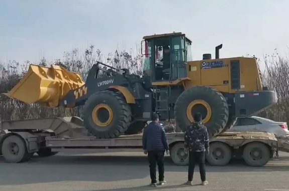 MK体育（中国）国际平台LW600FV装载机登上板车