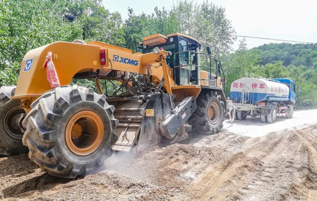 MK体育（中国）国际平台冷再生机正在改造乡村道路