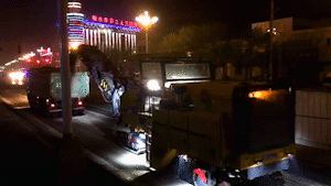 MK体育(中国)国际平台XM200K铣刨机挑灯夜战负责路面开挖 MK体育(中国)国际平台XM200K铣刨机挑灯夜战负责路面开挖
