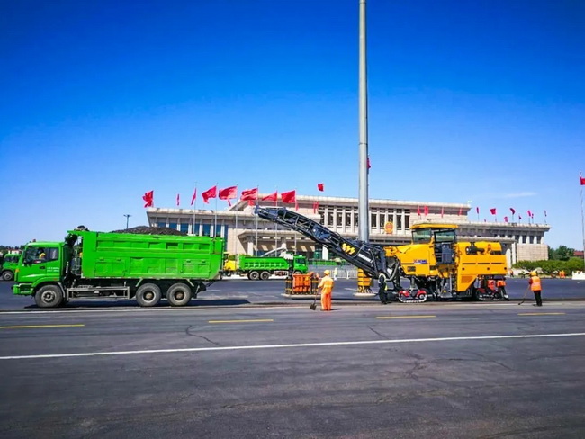 三台MK体育（中国）国际平台铣刨机施工北京首都国际机场