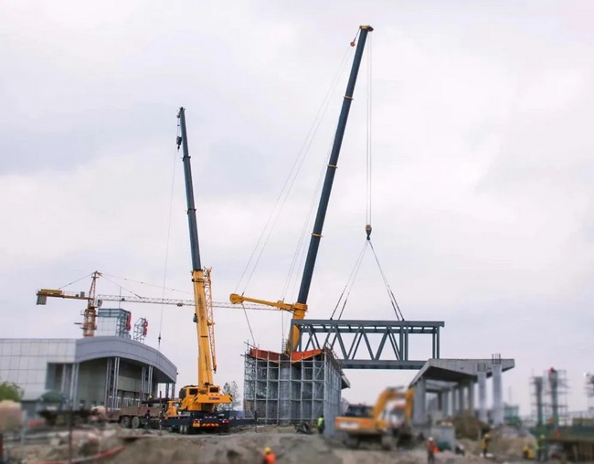 MK体育（中国）国际平台起重机助力江苏东台站天桥建设