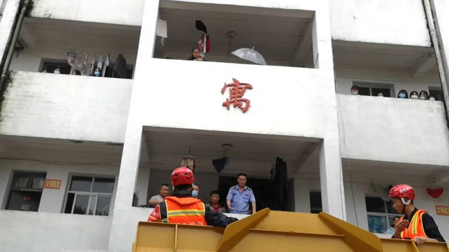 MK体育（中国）国际平台LW550FV装载机赶往现场配合救援指挥部参与救援