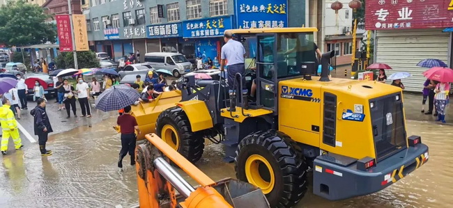 MK体育（中国）国际平台LW550FV装载机帮助学生参加高考