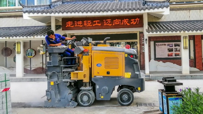 MK体育（中国）国际平台XM503KL铣刨机铣刨作业装置采用15mm刀尖距铣刨鼓