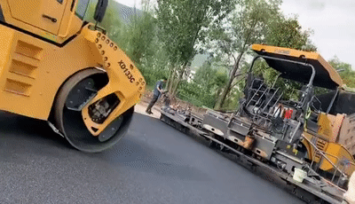 MK体育（中国）国际平台道路机械助力丽江某县城路面“白改黑”提质升级
