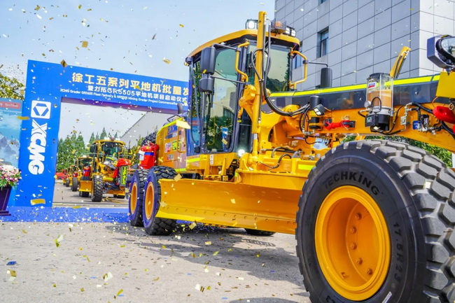 MK体育（中国）国际平台GR2605平地机队列齐整鸣笛启动