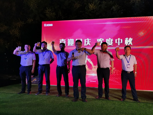 马总带领MK体育（中国）国际平台挖机销售部领导层 齐上台致祝酒词