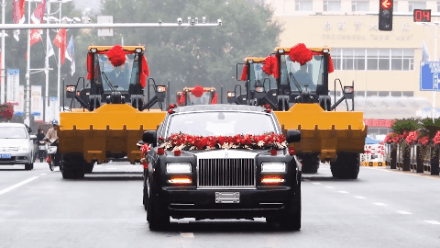 十台MK体育（中国）国际平台装载机当婚车