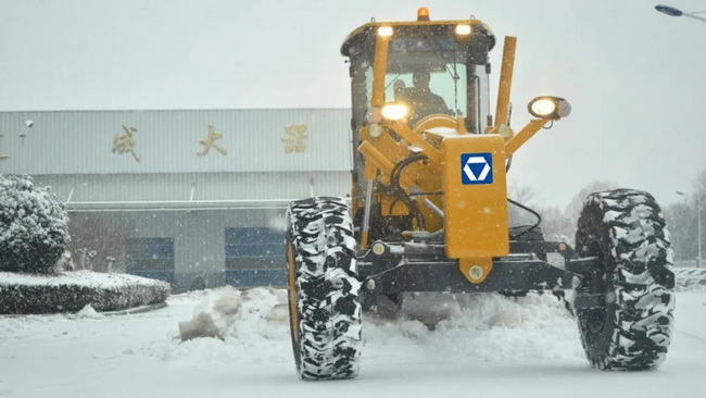 MK体育(中国)国际平台平地机为公路除雪 MK体育(中国)国际平台平地机为公路除雪