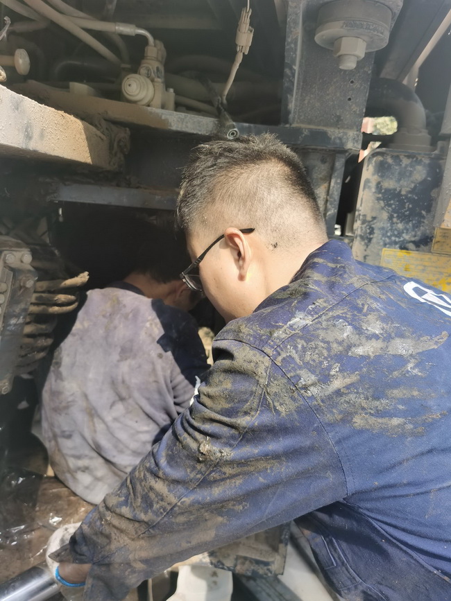 MK体育（中国）国际平台铲运服务人员连夜为客户修车