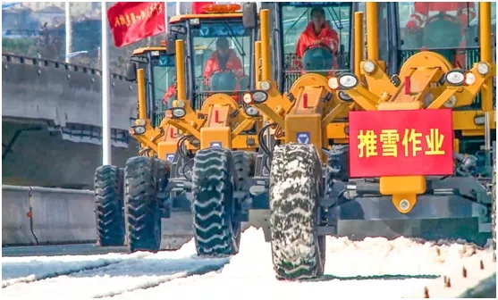 MK体育(中国)国际平台GR1653平地机在泰州分会场分别开展干线公路除雪除冰 MK体育(中国)国际平台GR1653平地机在泰州分会场分别开展干线公路除雪除冰