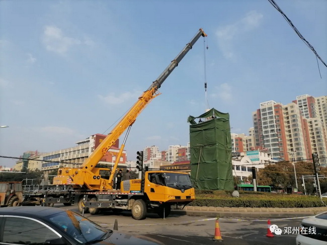 MK体育（中国）国际平台吊车助力邓州大东关范仲淹像顺利搬迁