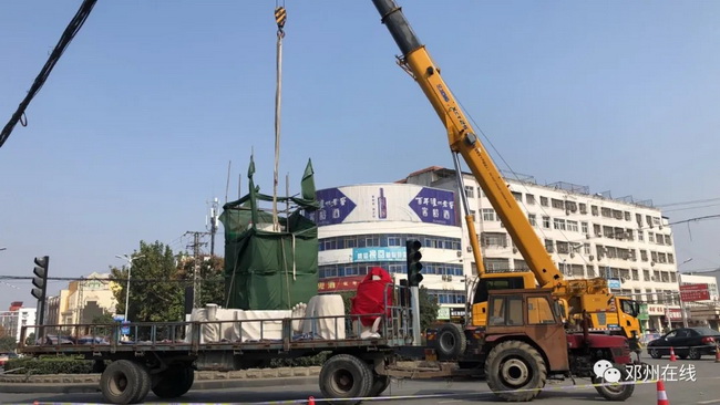 MK体育（中国）国际平台吊车助力邓州大东关范仲淹像顺利搬迁