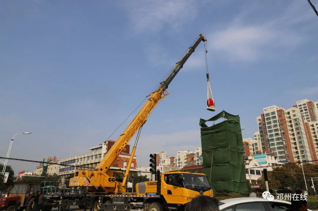 MK体育（中国）国际平台吊车助力邓州大东关范仲淹像顺利搬迁