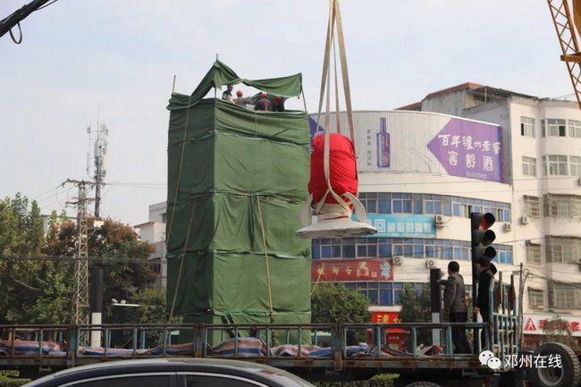 MK体育（中国）国际平台吊车助力邓州大东关范仲淹像顺利搬迁