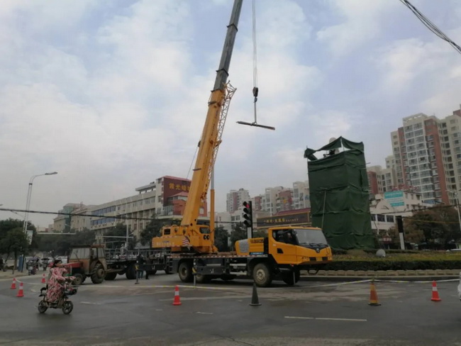 MK体育（中国）国际平台吊车助力邓州大东关范仲淹像顺利搬迁