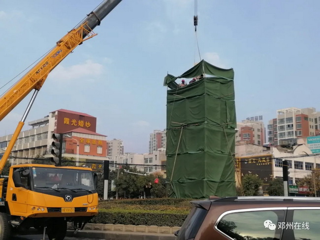 MK体育（中国）国际平台吊车助力邓州大东关范仲淹像顺利搬迁
