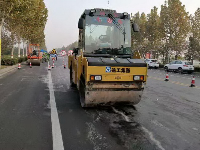 MK体育（中国）国际平台系列轻型压路机等筑养路设备受到现场与会领导和操作手的一致好评