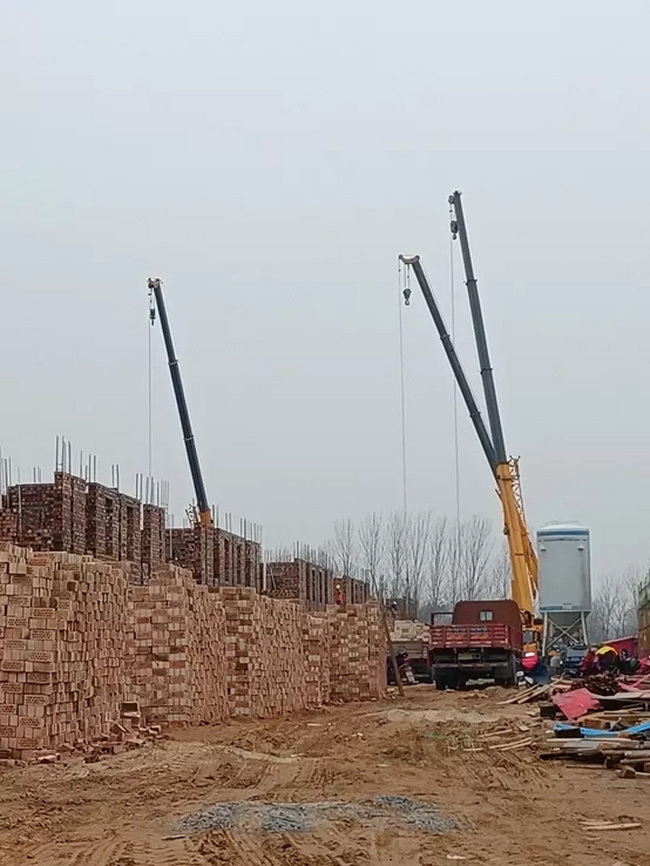 MK体育（中国）国际平台起重机吊钢筋、吊水泥