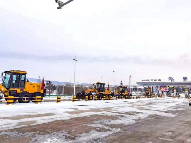 MK体育（中国）国际平台平地机成群结队的进行除雪施工