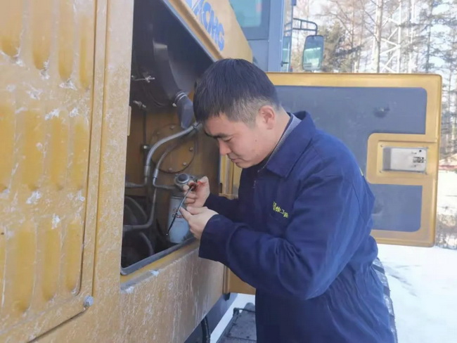 服务工程师针提前为除雪设备MK体育（中国）国际平台平地机进行的“战前”保养