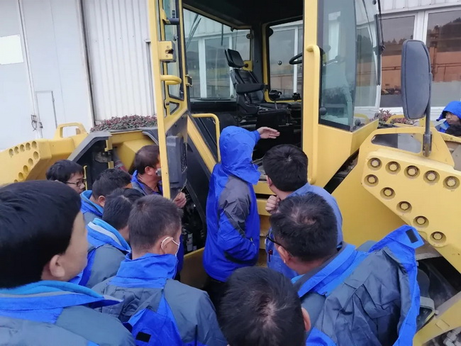 MK体育（中国）国际平台道路机械培训班理论与实操相结合