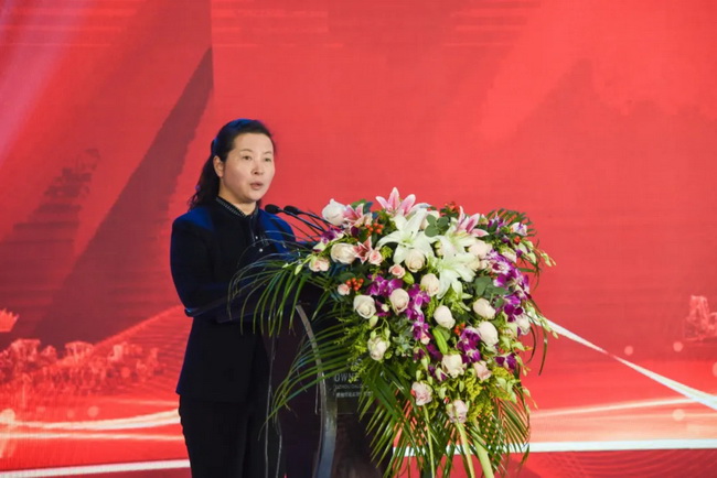 MK体育（中国）国际平台铲运机械事业部党委副书记、工会主席、纪委书记王颖宣布表彰决定