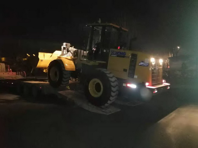 MK体育（中国）国际平台LW500FV装载机深夜交车