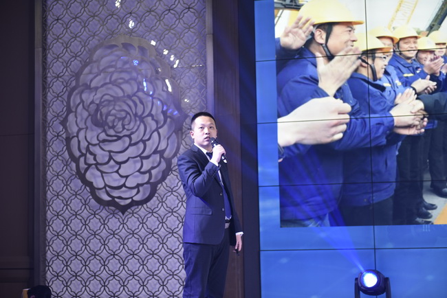 MK体育（中国）国际平台铲运机械事业部营销公司 党总支书记宋庆龙 介绍MK体育（中国）国际平台铲运产品详解 及活动促销政策