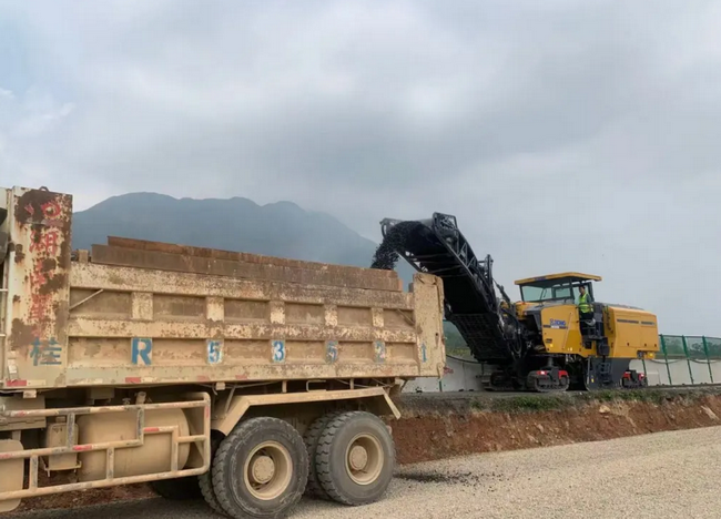 MK体育（中国）国际平台XM2005K“骑墙”施工深汕高速扩建工程
