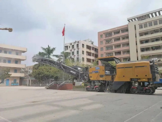 MK体育（中国）国际平台铣刨机XM2005k广东市某校园路面修整工程