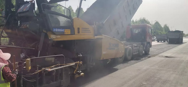 MK体育（中国）国际平台铣刨机助力漯河市公路建设