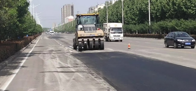MK体育（中国）国际平台成套道机械设备助力漯河市公路建设