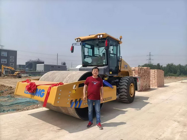 MK体育（中国）国际平台XS225H压路机交付焦作修武县胡老板