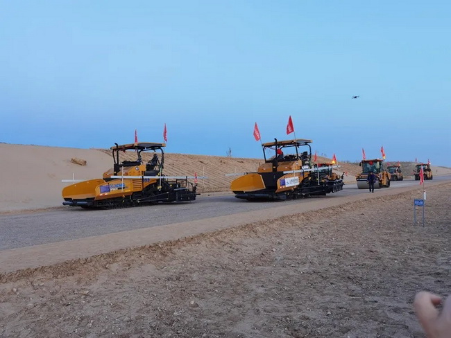 MK体育（中国）国际平台道路机械正在施工
