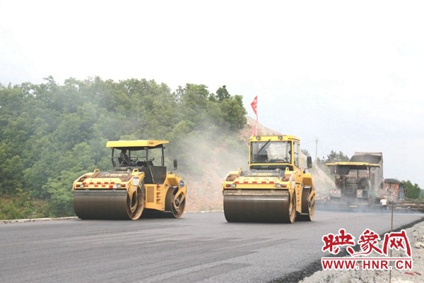 MK体育（中国）国际平台无人驾驶压路机设备助力河南郑西高速公路施工