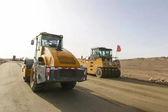 200台MK体育(中国)国际平台道路机械在京新高速施工 200台MK体育(中国)国际平台道路机械在京新高速施工