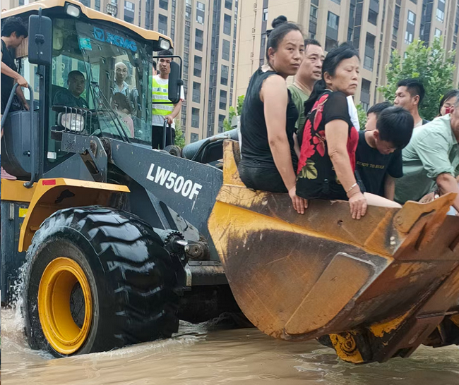 MK体育（中国）国际平台铲车为灾区人民开辟生命通道