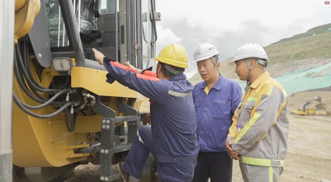 MK体育（中国）国际平台技术人员与机手、施工方责任人交流设备使用情况