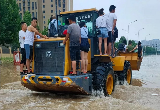 MK体育（中国）国际平台装载机携风裹雨接力救援