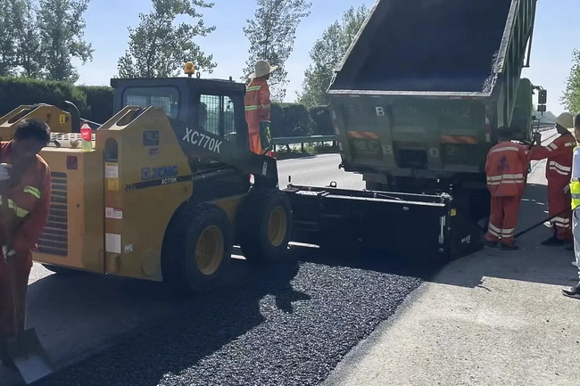 MK体育(中国)国际平台XC770K滑移装载机参与宁洛高速沥青路面铣刨与摊铺施工 MK体育(中国)国际平台XC770K滑移装载机参与宁洛高速沥青路面铣刨与摊铺施工