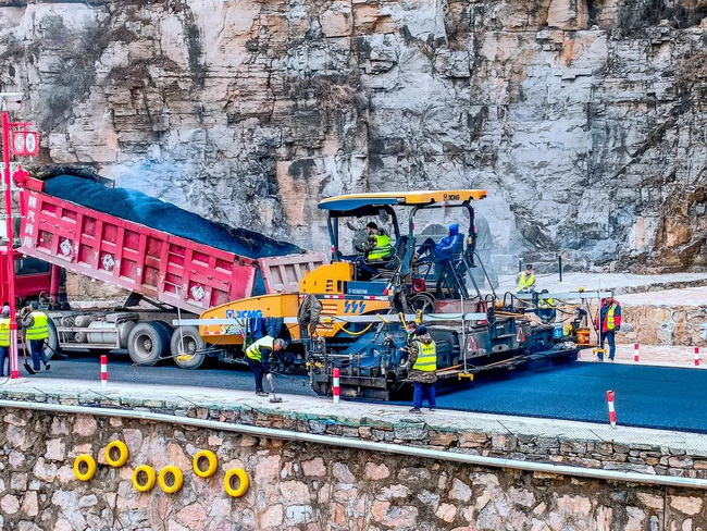 MK体育（中国）国际平台RP903摊铺机在乡村道路建设工程的沥青摊铺